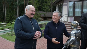 Лукашенко и Мирзиеев провели под Минском неформальную встречу и обменялись подарками