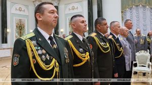Александр Лукашенко вручил генеральские погоны высшему офицерскому составу