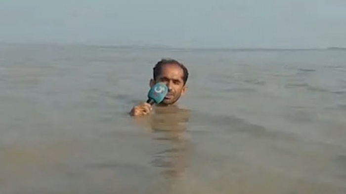 Журналист провел репортаж о наводнении, стоя по шею в воде