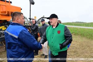Лукашенко вновь в полях, на этот раз на востоке. Главная тема - безотвальная обработка почвы