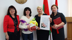 ЗАГС и Белорусское общество Красного Креста провели совместную акцию «Самое гордое имя на свете – родители»