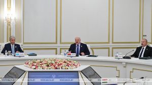 Лукашенко призвал партнеров по СНГ не прятать голову в песок, а критичнее оценить ситуацию в Содружестве