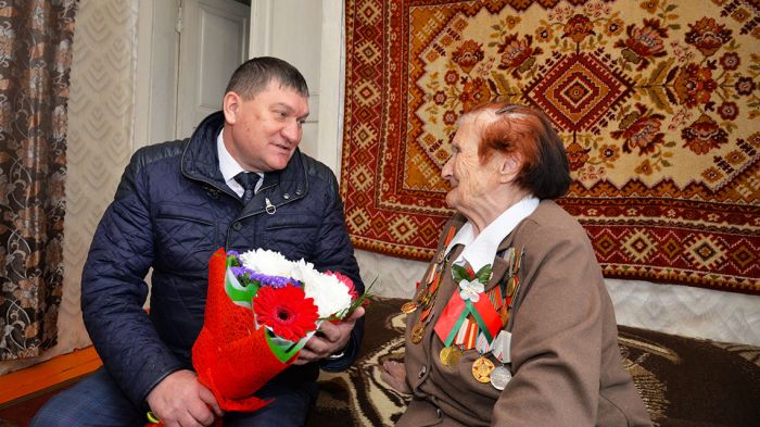 Руководство Крупского района и представители общественности поздравляют ветеранов Великой Отечественной