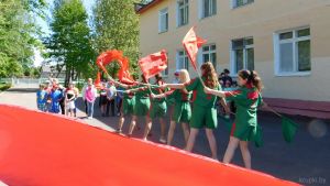 Первая смена в лагере «Яновщина» открылась красочным флаг-шоу