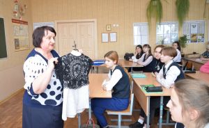 Людмила Дойлид рассказала гимназистам, что на ремесленничестве можно неплохо заработать