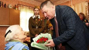 Ветеран Мальвина Ивановна Гармазинская принимала поздравления от председателя райисполкома