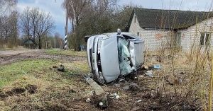 В Косеничах «Пежо» врезался в столб и перевернулся – пострадали водитель и пассажир