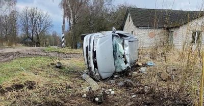 В Косеничах «Пежо» врезался в столб и перевернулся – пострадали водитель и пассажир