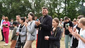 На Комсомольском берегу озера Селявы проходит слет православной молодежи