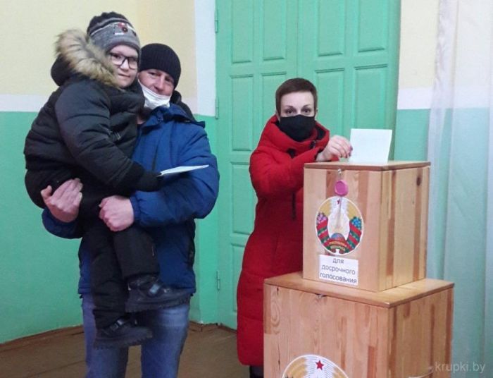 На участок для голосования № 6 в Гапоновичах  приходят семьями