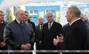 Президент Беларуси Александр Лукашенко посещает ОАО &quot;Амкодор-КЭЗ&quot; в Коханово Толочинского района.