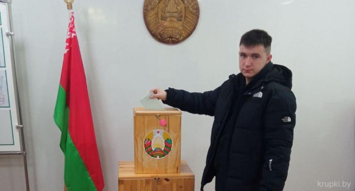 100-й голосующий на участке № 1 в Бобрском сельисполкоме получил сувенир на память