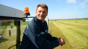 В хозяйствах Крупского района активно идет заготовка травянистых кормов