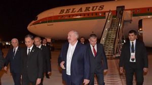 Лукашенко прибыл с визитом в Туркменистан для участия в саммите СНГ