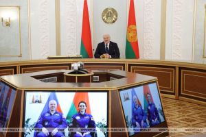 Лукашенко провел встречу по видеосвязи с космонавтами Новицким и Василевской