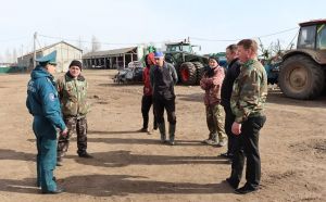 Первый заместитель начальника Крупского РОЧС посетил Хотюховский сельсовет и пообщался с его жителями