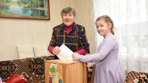 На дому в свой день рождения проголосовала крупчанка Ядвига Сергович вместе с супругом