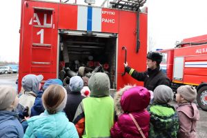 Школьники посетили пожарно-аварийную часть в Крупках
