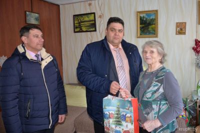 Начальник Крупского РОВД в праздничные дни навестил пожилых ветеранов милиции