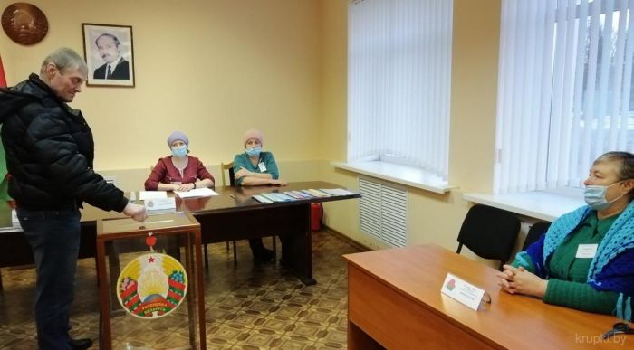 Работа комиссии участка для голосования № 12  в Ухвальском сельисполкоме началась с самого утра