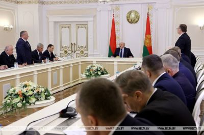 Александр Лукашенко проводит совещание с экономическим блоком правительства