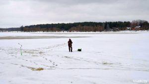 Cотрудники Крупского РОЧС и ОСВОД информируют людей о правилах нахождения на льду (видео)