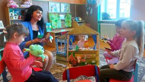 Учитель-дефектолог Холопеничского детского сада Земфира Чайко увлекательно проводит занятия с малышами