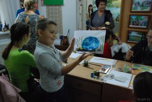 Известный белорусский художник Оксана Аракчеева провела мастер-класс для крупских ребят