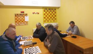 В память о ветеранах Рябцева Николая и Кужельного Владимира в Крупках провели турниры по шашкам