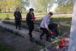 Работники Крупского сельисполкома и средней школы почтили память погибших земляков в аг. Худовцы