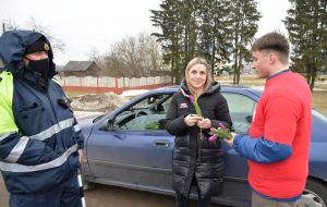 БРСМ и ГАИ поздравили женщин-водителей с наступающим праздником 8 Марта