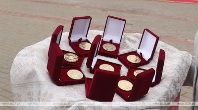 Золотые и серебряные медали вручили выпускникам Минской области