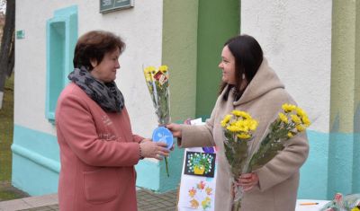 Крупское районное отделение «Белорусский детский фонд» с самого утра проводит акцию «Поздравим маму вместе»