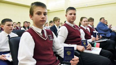 В День Конституции председатель райисполкома вручил паспорта юным крупчанам (фото)