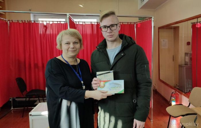 Владислав Квашнин впервые пришел на участок для голосования