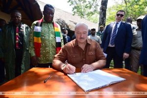 В последний день визита в Зимбабве Александр Лукашенко вместе с Мнангагвой посетили водопад Виктория