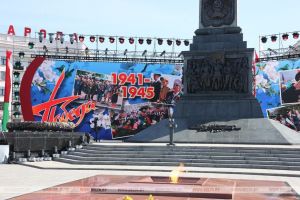 Прямая трансляция Дня Победы в Минске. Шествие поколений и возложение цветов к монументу Победы