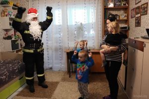 Пожарный Дед Мороз и Снегурочка поздравили крупские многодетные семьи с праздниками