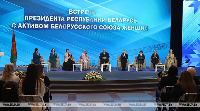 Лукашенко: при любых условиях государство и дальше будет поддерживать материнство и детство