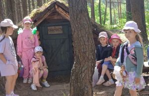 Дети из оздоровительных лагерей путешествуют по памятным местам Крупщины