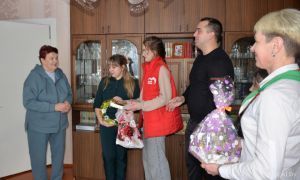 Крупские активисты поздравили и словом, и делом Елену Евтихиевну Иотченко