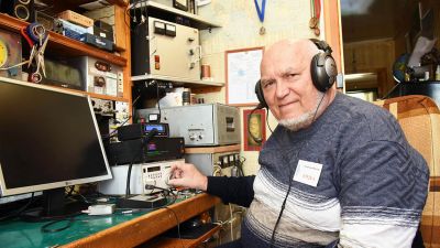 Практически каждый день радиолюбитель-коротковолновник Виктор Косабуцкий выходит на связь