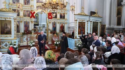 Лукашенко в праздник Пасхи зажег свечу в Спасо-Преображенском храме