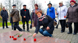 В Крупках 7 ноября возложили цветы к памятнику В.И. Ленину