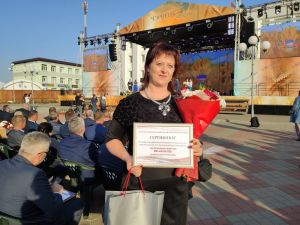 Бобрской СШ на областных «Дажынках-2020» в Червене вручили сертификат на трактор «Беларус»