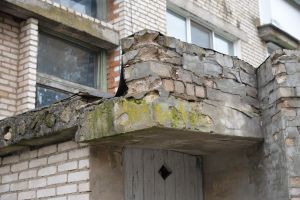 Козырьки домов в Крупках обследовали – их внесут в график ремонта на 2023 год