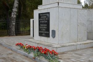 Крупские школьники организовали уборку Братской могилы в урочище Лебортово
