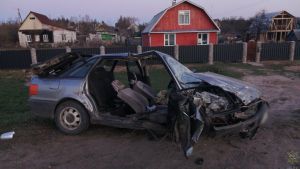 Audi A6 и Audi 80 столкнулись возле поселка Крупский: потребовалась деблокировка пассажира