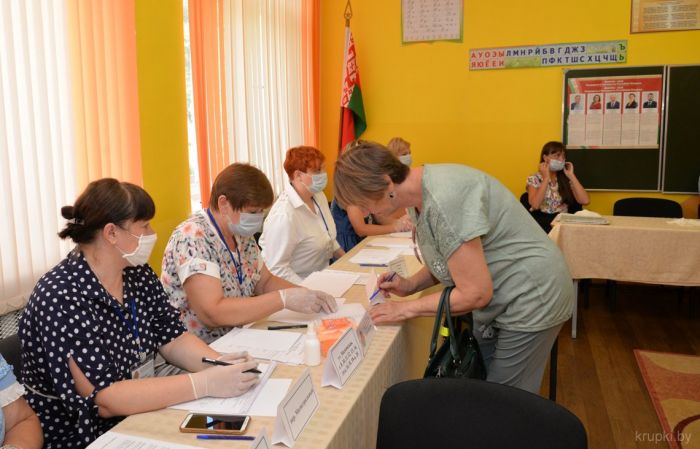 На избирательном участке № 22 в Крупской районной гимназии, активность – избиратели приходят один за другим