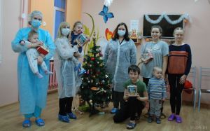 Белорусский детский фонд совместно с БРСМ поздравили детей, лежащих в детском отделении